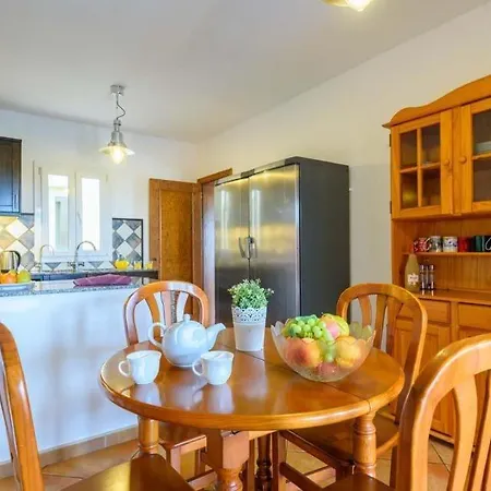 Cala Llonga Sleeps 6 Pool Air Con Wifi